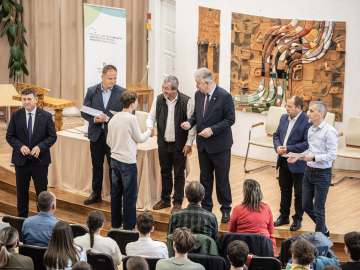 64 diákunkat, 3 csapatunkat és 30 tanárunkat díjazta