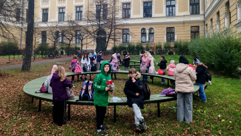 Kis székelyudvarhelyi olvasók a gimnáziumukban